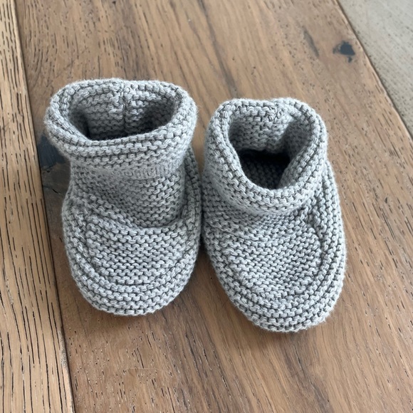 Baby Gap Gray Knit Bootie Socks Winter Newborn 0-3 months - Picture 1 of 4